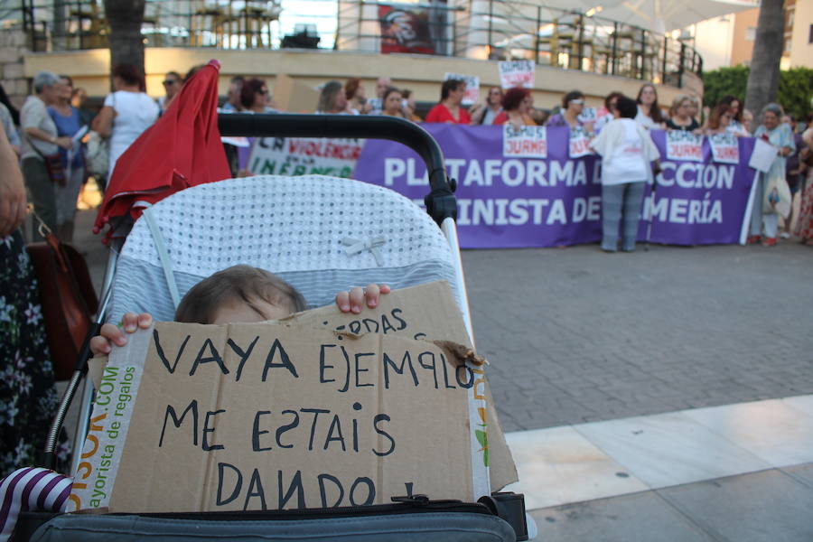 Las vacaciones de verano afectan a la movilización para pedir «justicia» para esta granadina condenada a cinco años de cárcel y seis sin sus hijos