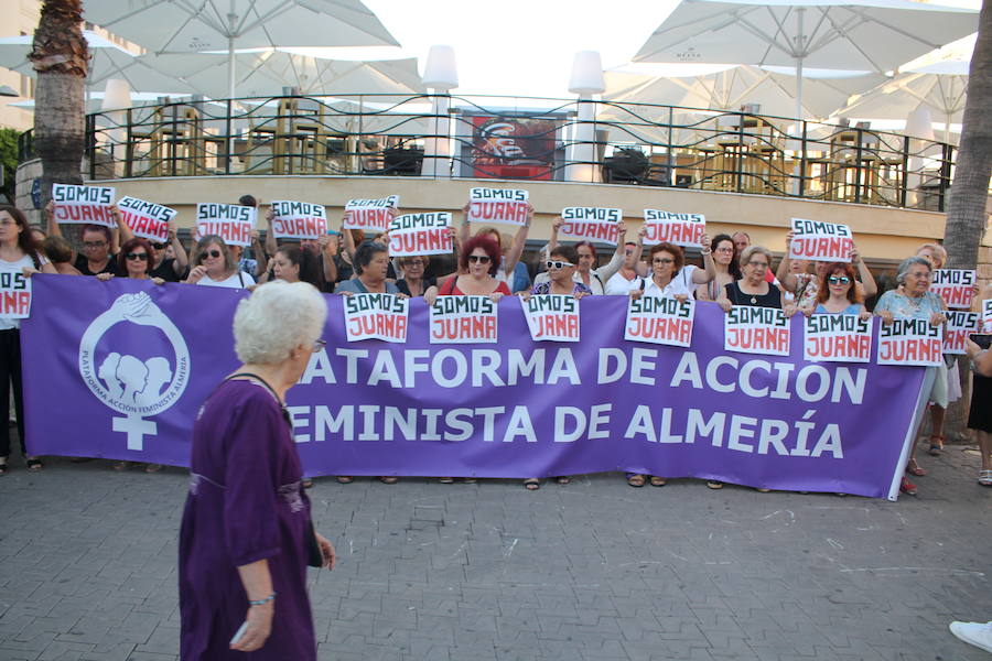Las vacaciones de verano afectan a la movilización para pedir «justicia» para esta granadina condenada a cinco años de cárcel y seis sin sus hijos