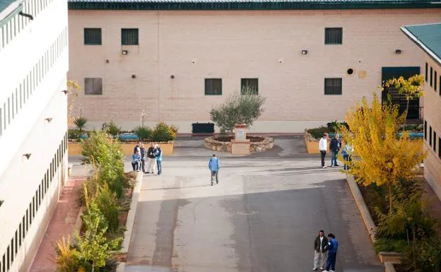 Los internos de la prisión de Albolote volverán a disfrutar de la piscina hasta el 15 de septiembre