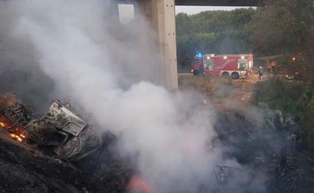 Muere un camionero al caer con su vehículo por un puente e incendiarse