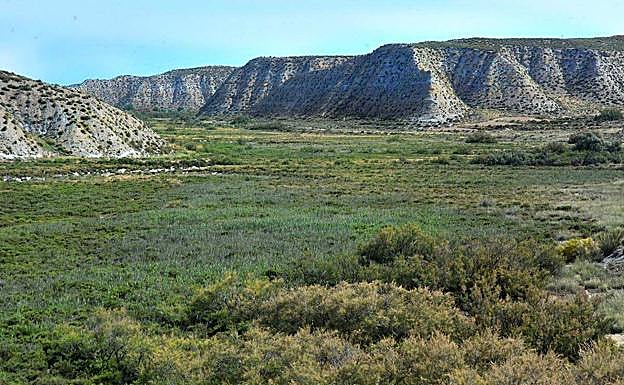 Una llanura se extiende entre las cárcavas 