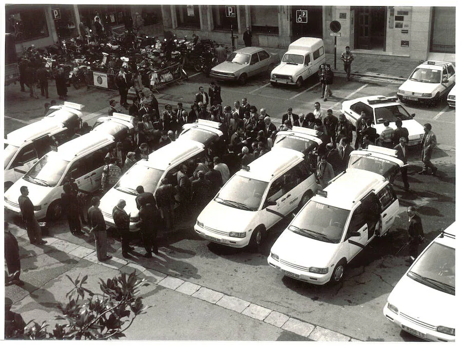Los taxis de Granada fueron los primeros en presentar una flotilla de vehículos especiales adaptados a personas con discapacidad. Se presentaron en marzo de 1992