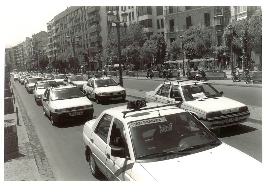 Una caravana de taxistas recorrió el centro de la ciudad convocados por la Federación Andaluza del Taxi en una protesta en la que reivindicaron la congelación en la concesión de licencias. Junio 1994