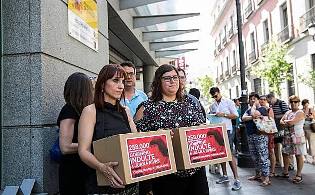 Entregan al Ministerio de Justicia 258.000 firmas pidiendo el indulto de Juana Rivas