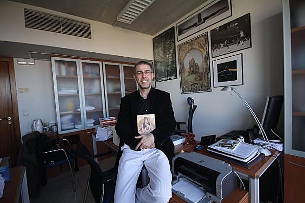 Estudioso. En su despacho de la Universidad de Granada, con un póster de 'El Señor de los Anillos'. 