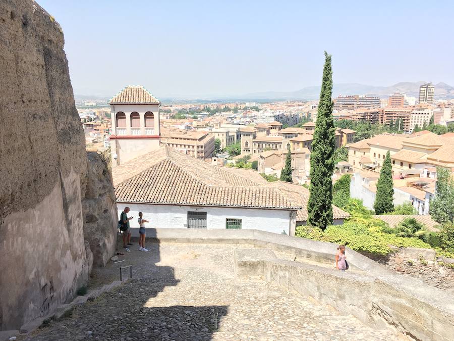 Las pintadas siguen ensuciando el barrio, pese a la disminución tras la puesta en funcionamiento de las cámaras de vigilancia. Los botellones ensucian algunos de los 'ángulos muertos' de este sistema.