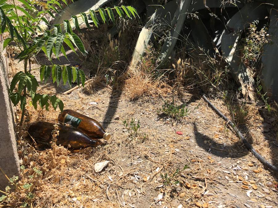 Las pintadas siguen ensuciando el barrio, pese a la disminución tras la puesta en funcionamiento de las cámaras de vigilancia. Los botellones ensucian algunos de los 'ángulos muertos' de este sistema.