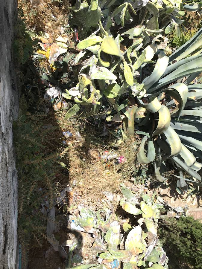 Las pintadas siguen ensuciando el barrio, pese a la disminución tras la puesta en funcionamiento de las cámaras de vigilancia. Los botellones ensucian algunos de los 'ángulos muertos' de este sistema.