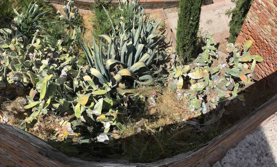 Las pintadas siguen ensuciando el barrio, pese a la disminución tras la puesta en funcionamiento de las cámaras de vigilancia. Los botellones ensucian algunos de los 'ángulos muertos' de este sistema.