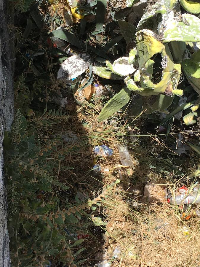 Las pintadas siguen ensuciando el barrio, pese a la disminución tras la puesta en funcionamiento de las cámaras de vigilancia. Los botellones ensucian algunos de los 'ángulos muertos' de este sistema.