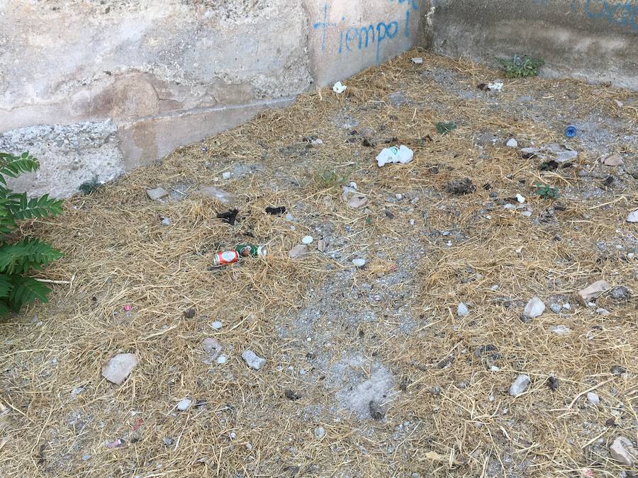 Las pintadas siguen ensuciando el barrio, pese a la disminución tras la puesta en funcionamiento de las cámaras de vigilancia. Los botellones ensucian algunos de los 'ángulos muertos' de este sistema.
