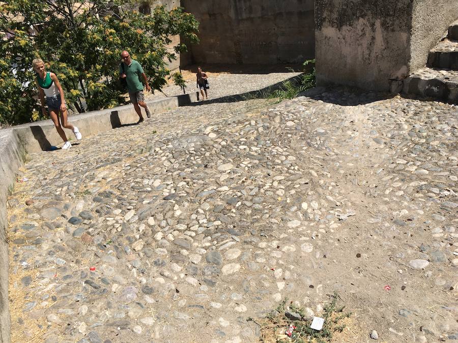 Las pintadas siguen ensuciando el barrio, pese a la disminución tras la puesta en funcionamiento de las cámaras de vigilancia. Los botellones ensucian algunos de los 'ángulos muertos' de este sistema.