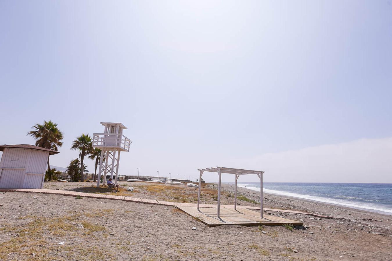 La playa de la Chucha pertenece a lo localidad de Carchuna y está compuesta por arena y piedras. Es una de las mejores playas para practicar todo tipo de deportes acuáticos. Con ello, cuenta con servicios de limpieza, duchas, aseos, áreas de descaso y acceso para discapacitados. Por otro lado, solo existe un restaurante dentro de la urbanización, y los aparcamientos están ubicados en el paseo marítimo. Al igual que el resto de playas de Carchuna- Calahonda disponen de puntos de información y los servicios de salvamento acuático. 