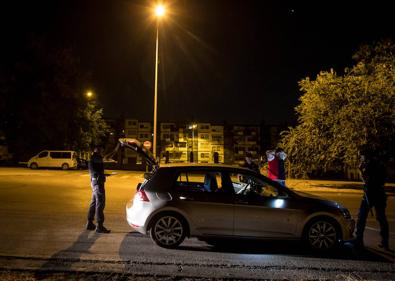 Imagen secundaria 1 - Detención del vehículo y objeto incautado.