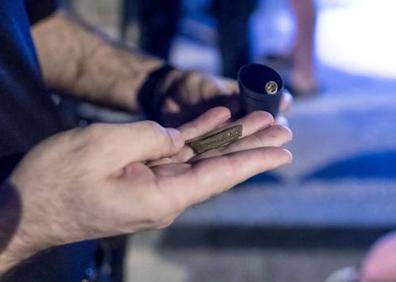 Imagen secundaria 1 - El furgón de la unidad Dauro y la actuación en la Chana.