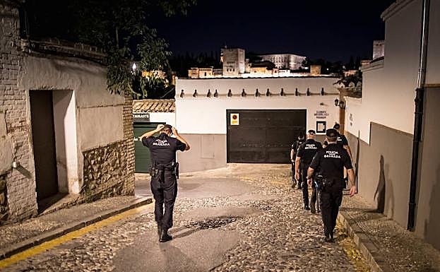 Imagen principal - Llegada al carmen y cerraduras forzadas.