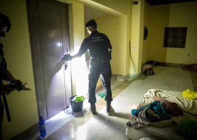 Imagen secundaria 1 - Llegada al carmen y cerraduras forzadas.