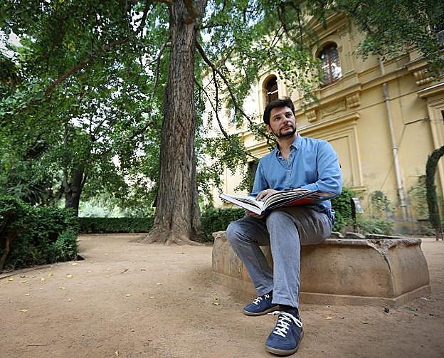 Joaquín Peña Toro, libro en mano, disfruta de la quietud y frescor del arbolado del Jardín Botánico.