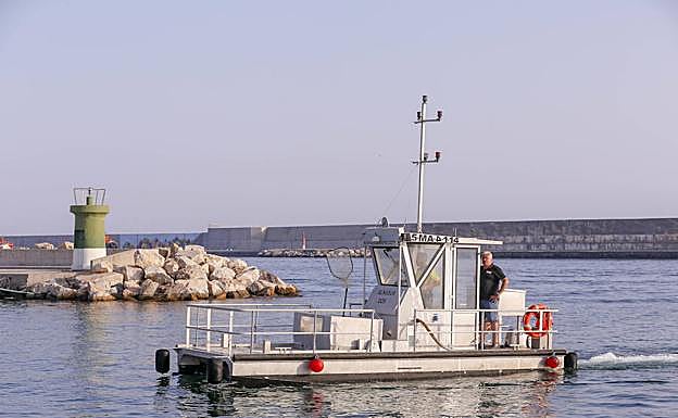 Arranca el barco depuradora que limpiará la playa de Salobreña