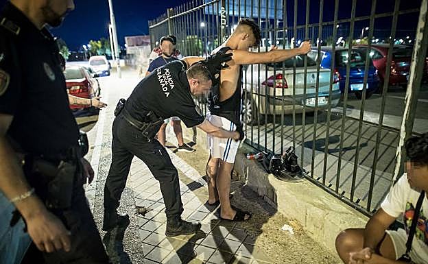 Un agente cachea a un joven durante una de las intervenciones. 