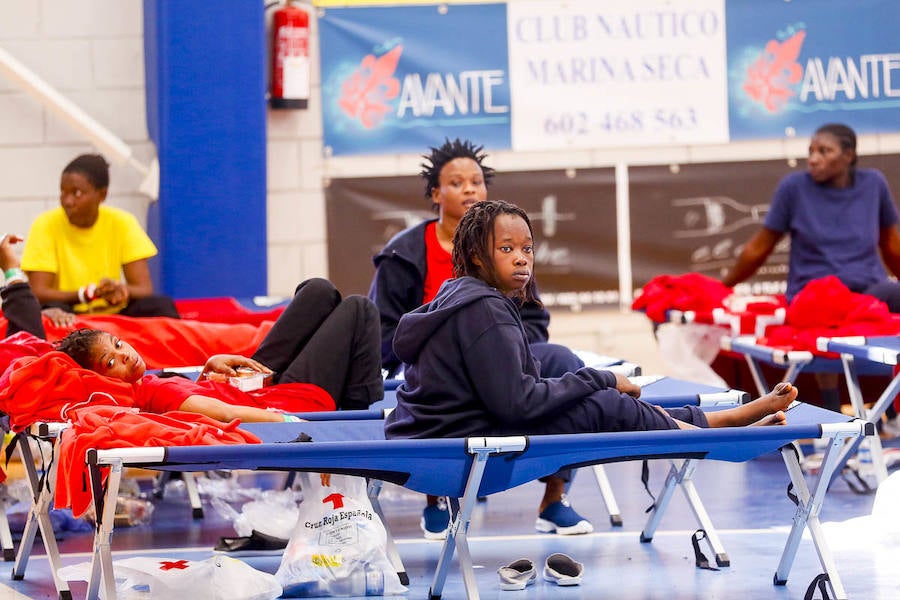 La llegada de inmigrantes a la costa granadina no cesa. Cerca de doscientos subsaharianos fueron trasladados ayer al puerto de Motril tras rescatar cinco embarcaciones en aguas del mar de Alborán
