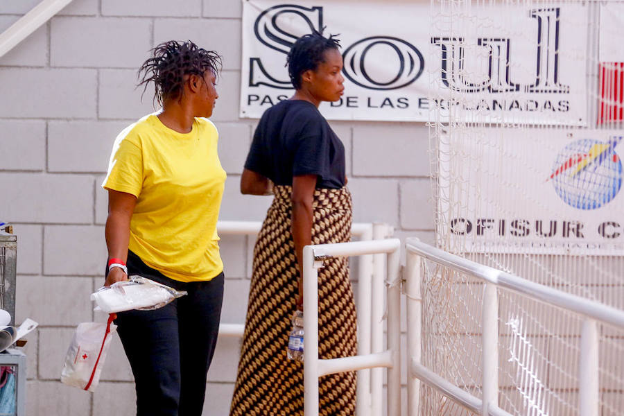 La llegada de inmigrantes a la costa granadina no cesa. Cerca de doscientos subsaharianos fueron trasladados ayer al puerto de Motril tras rescatar cinco embarcaciones en aguas del mar de Alborán