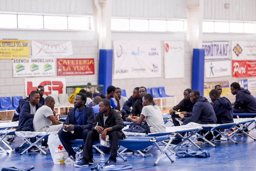 La llegada de inmigrantes a la costa granadina no cesa. Cerca de doscientos subsaharianos fueron trasladados ayer al puerto de Motril tras rescatar cinco embarcaciones en aguas del mar de Alborán