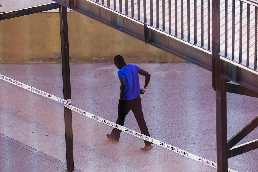 La llegada de inmigrantes a la costa granadina no cesa. Cerca de doscientos subsaharianos fueron trasladados ayer al puerto de Motril tras rescatar cinco embarcaciones en aguas del mar de Alborán