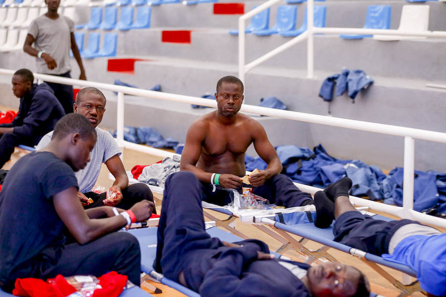 La llegada de inmigrantes a la costa granadina no cesa. Cerca de doscientos subsaharianos fueron trasladados ayer al puerto de Motril tras rescatar cinco embarcaciones en aguas del mar de Alborán