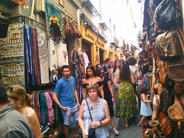 Turistas recorren la calle Calderería Nueva. 