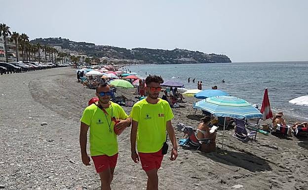 Dos socorristas en la playa de La Herradura