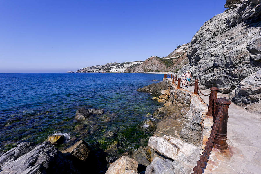 Esta pequeña cala nudista es una de las más pequeñas de la costa pero la tranquilidad y su entorno natural la convierten en una de las playas con más encanto