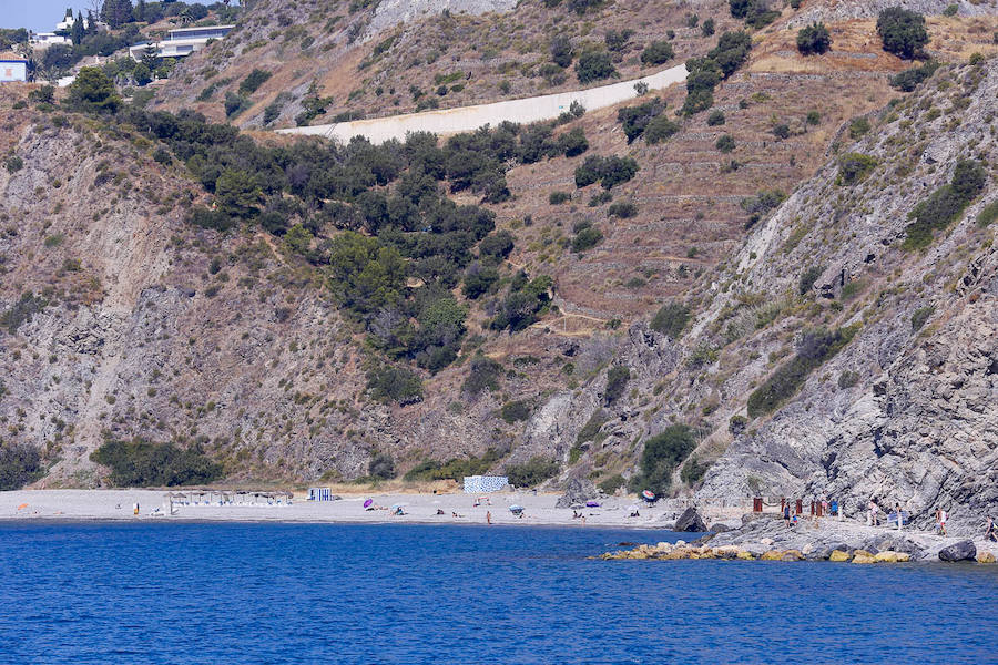 Esta pequeña cala nudista es una de las más pequeñas de la costa pero la tranquilidad y su entorno natural la convierten en una de las playas con más encanto