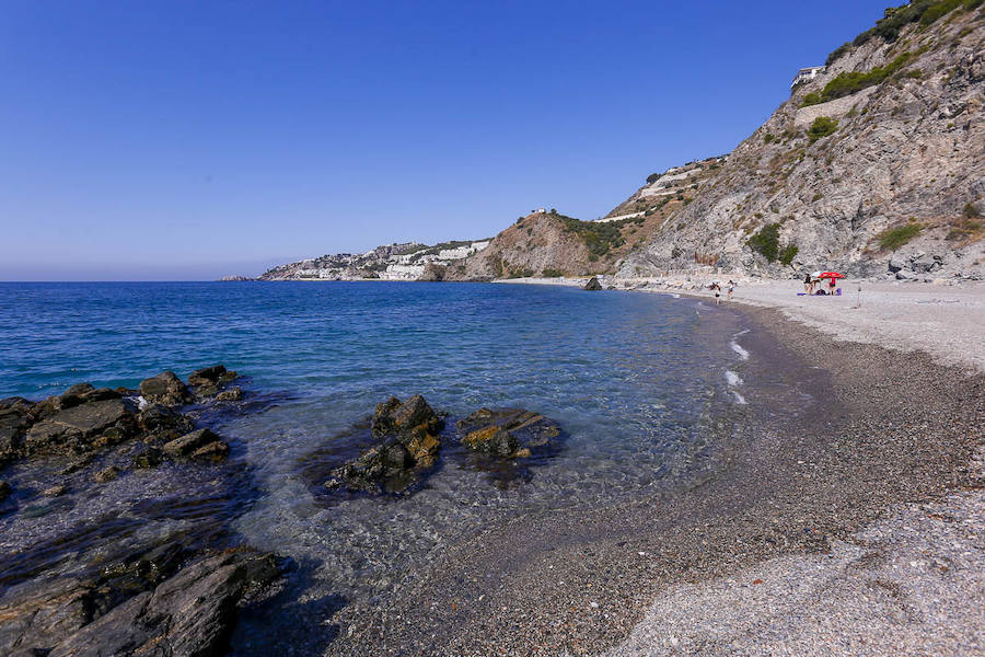 Esta pequeña cala nudista es una de las más pequeñas de la costa pero la tranquilidad y su entorno natural la convierten en una de las playas con más encanto