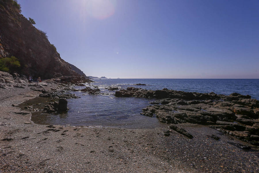 Esta pequeña cala nudista es una de las más pequeñas de la costa pero la tranquilidad y su entorno natural la convierten en una de las playas con más encanto