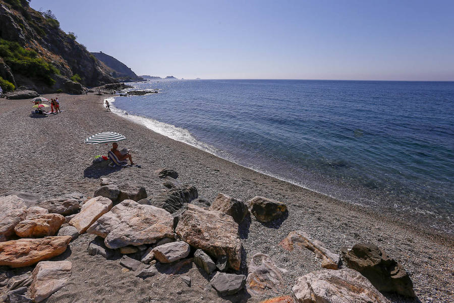 Esta pequeña cala nudista es una de las más pequeñas de la costa pero la tranquilidad y su entorno natural la convierten en una de las playas con más encanto