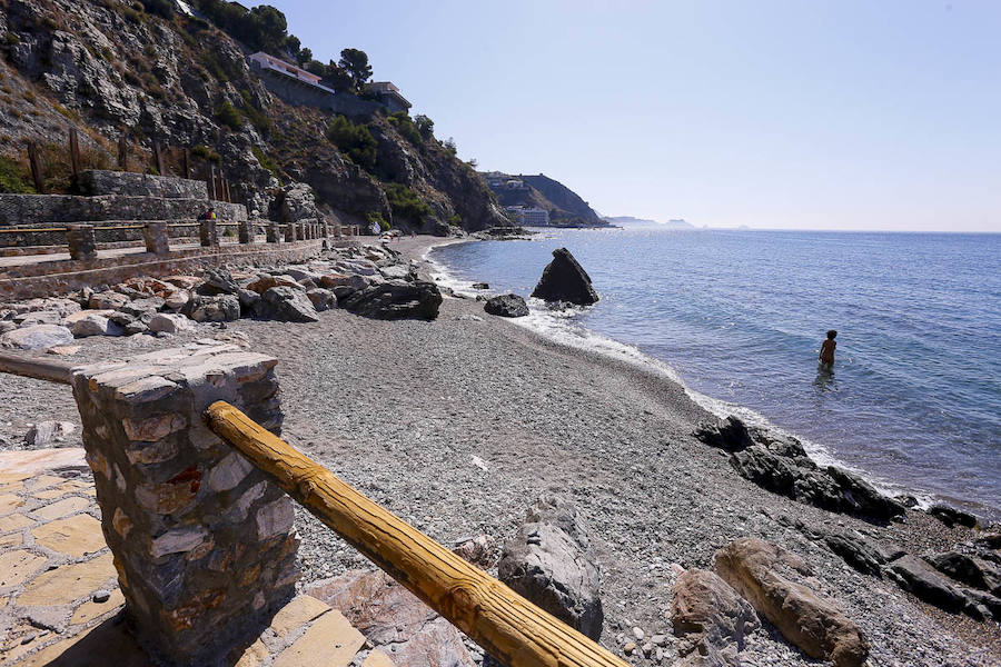 Esta pequeña cala nudista es una de las más pequeñas de la costa pero la tranquilidad y su entorno natural la convierten en una de las playas con más encanto