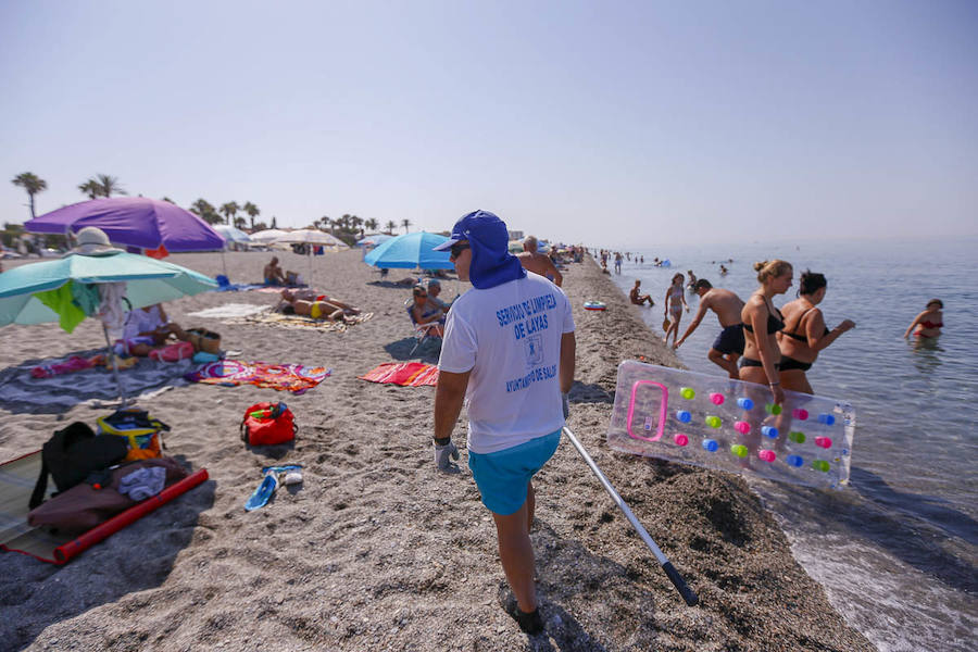 Este novedoso sistema, que tiene menos coste y resulta más efectivo, está implicando a los usuarios de la playa que ayudan a estos trabajadores 