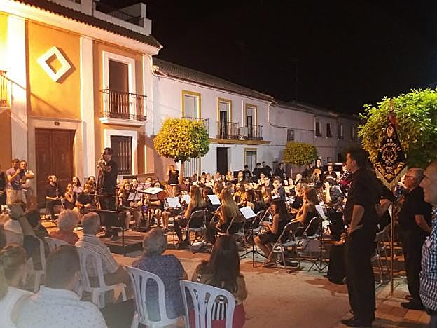 Presentación de la marcha en el concierto en Lopera.
