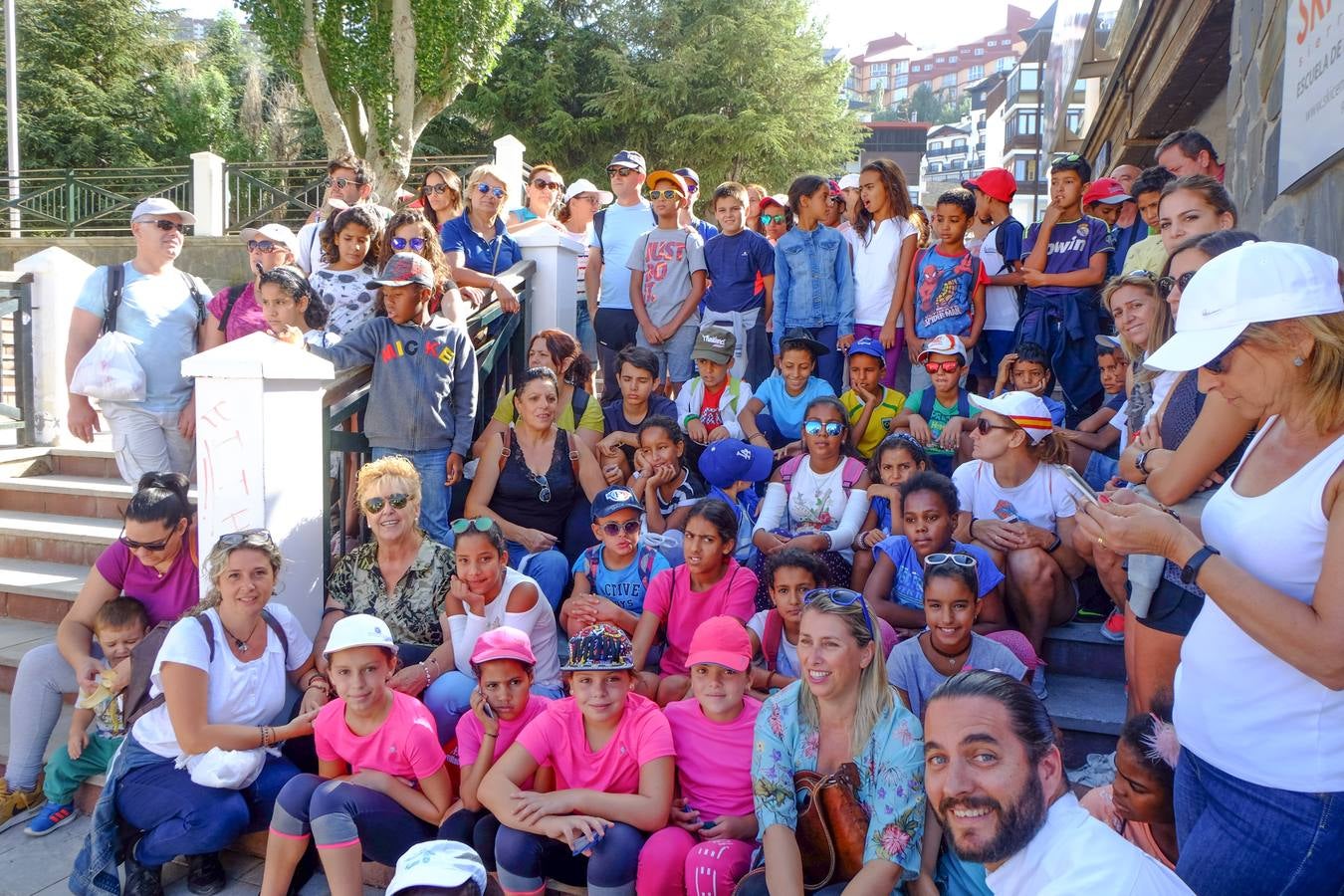 Más de cincuenta menores refugiados del campamento de Tindouf descubren la nieve junto a sus familias granadinas de acogida