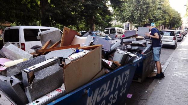 Estos contenedores llenos de facturas con datos de los clientes de un negocio local aparecieron en una céntrica plaza de Granada el mes pasado. 