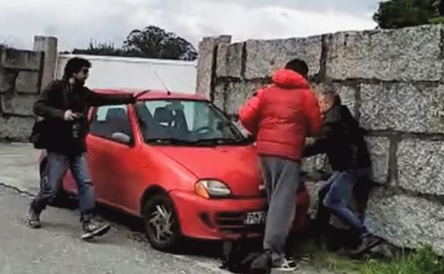 Varios miembros de la familia Charlín se encaran con periodistas en la puerta de la vivienda familiar.