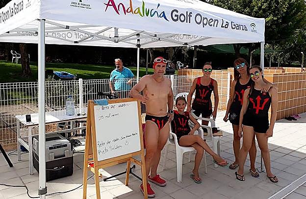 Nadadores de la jornada solidaria en La Garza 
