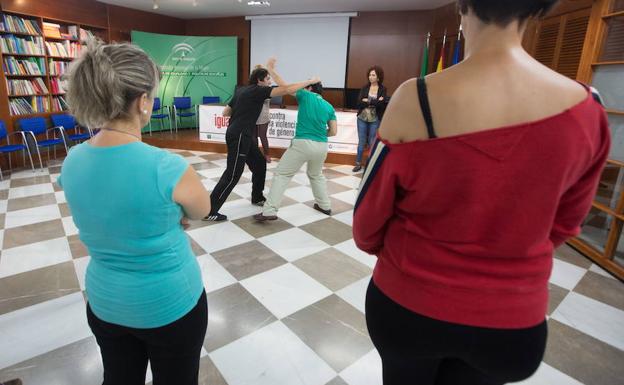 Taller de defensa personal organizado por el IAM en Granada.