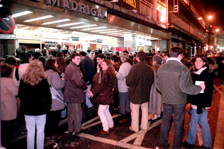 Colas en una tarde de viernes para entrar al cine