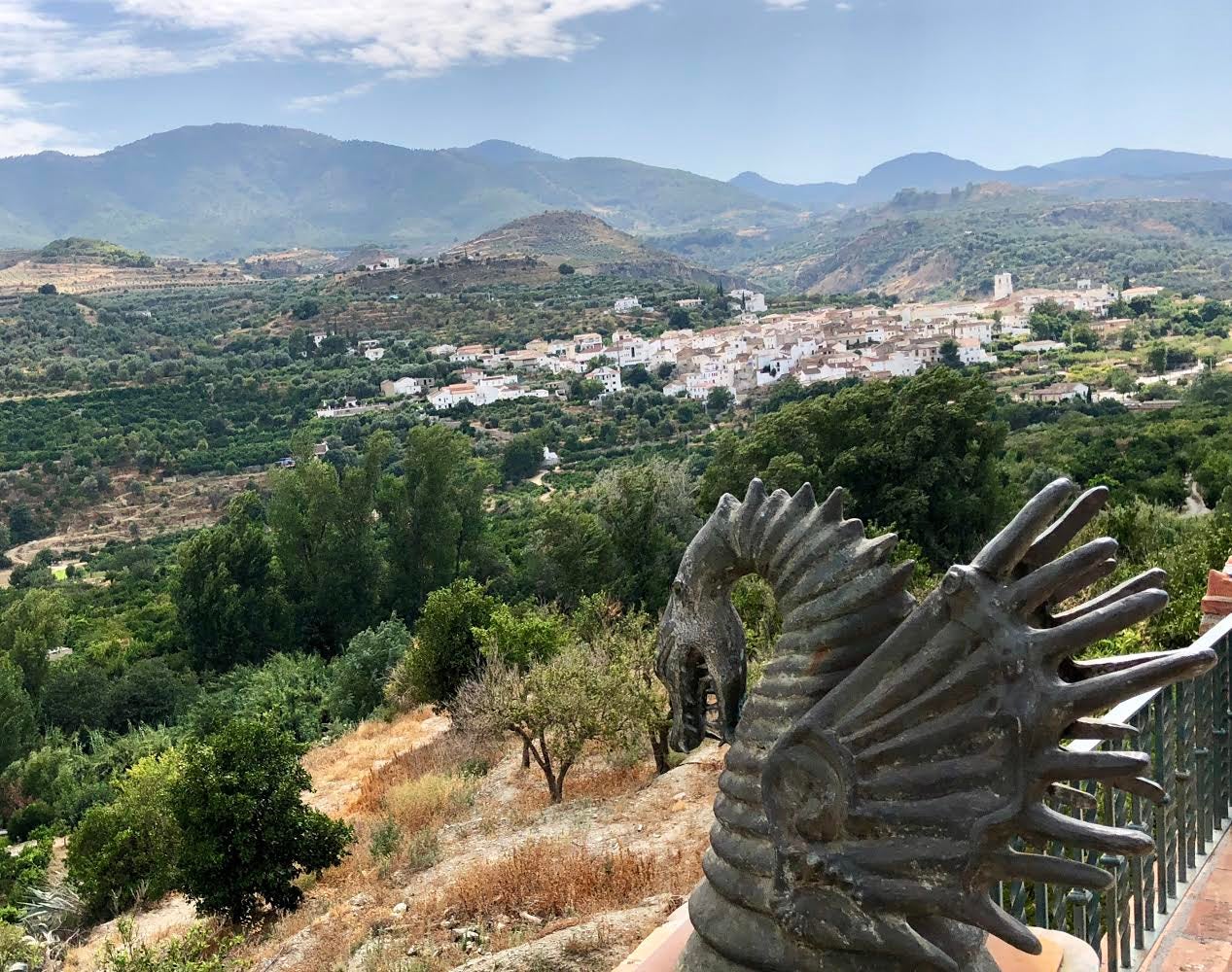 La Autovía de la Costa Tropical es una de las mejores cosas que nos han pasado a los granadinos, pero su rápido trazado conlleva un efecto colateral: olvidar que las carreteras secundarias también existen. Por ejemplo, las que nos conducen al Valle de Lecrín, una de las comarcas más exuberantes de Granada