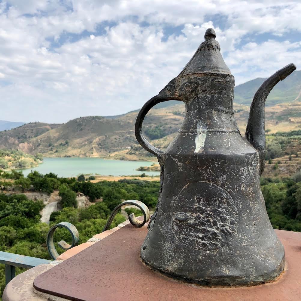 La Autovía de la Costa Tropical es una de las mejores cosas que nos han pasado a los granadinos, pero su rápido trazado conlleva un efecto colateral: olvidar que las carreteras secundarias también existen. Por ejemplo, las que nos conducen al Valle de Lecrín, una de las comarcas más exuberantes de Granada