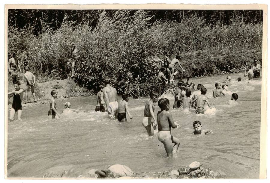 Niños se bañan en el Genil