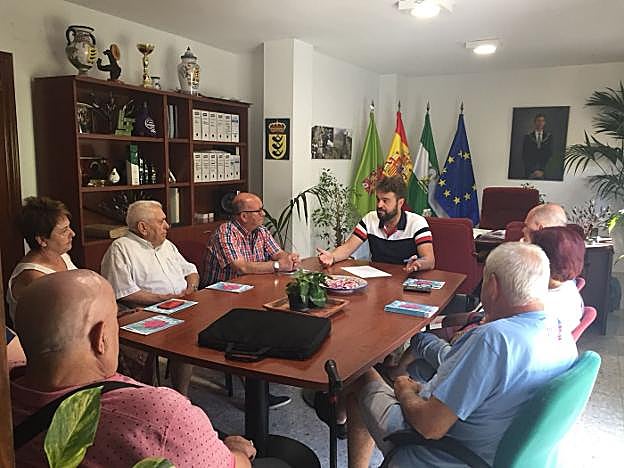 Reunión entre el alcalde y la Asociación Hijos de Bedmar en Cataluña. 