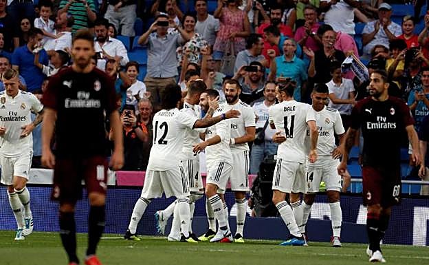 Los jugadores del Real Madrid celebran el primer gol, de Benzema. 